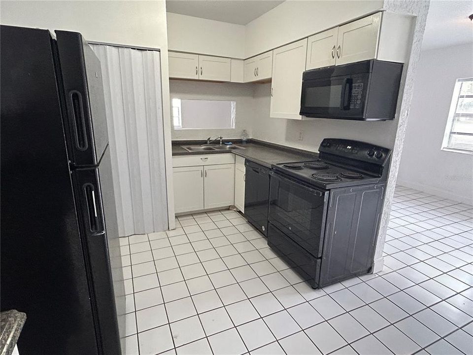 For Rent: $1,300 (2 beds, 1 baths, 1300 Square Feet)