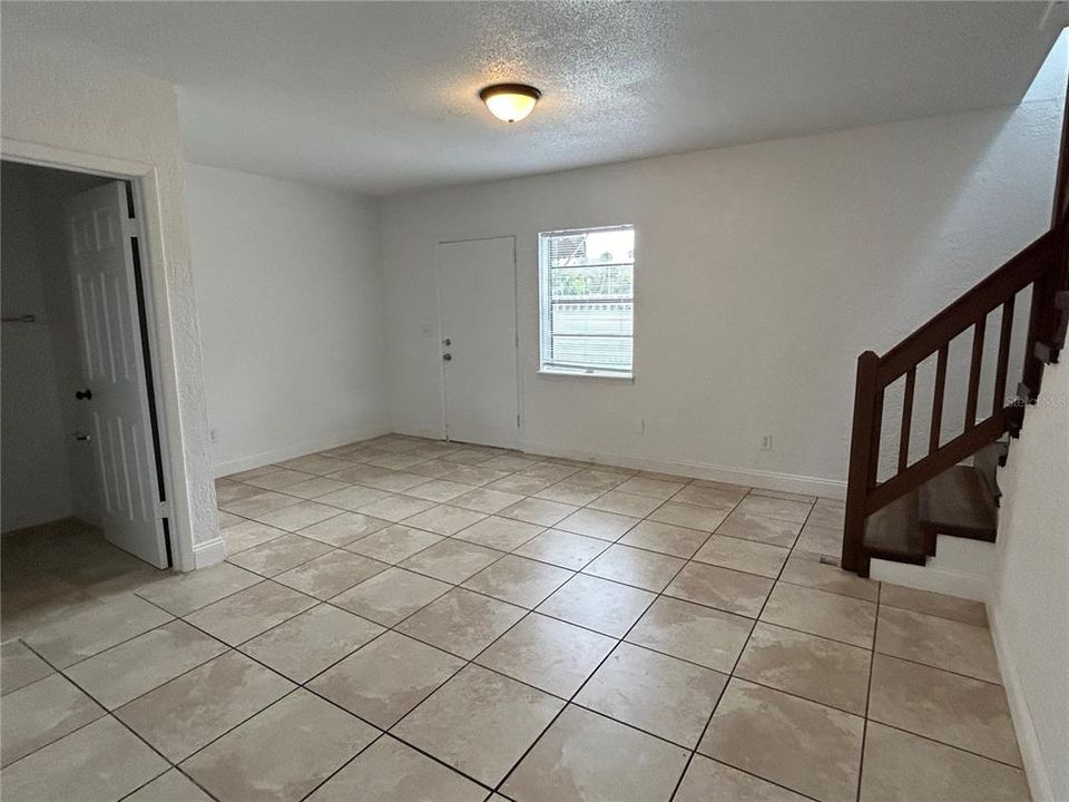For Rent: $1,300 (2 beds, 1 baths, 1300 Square Feet)