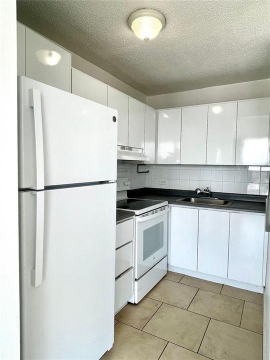 For Sale: $320,000 (1 beds, 1 baths, 772 Square Feet)