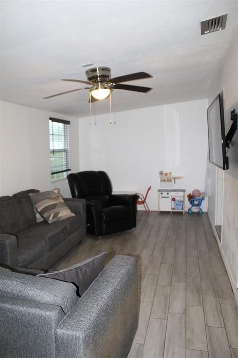 For Sale: $320,000 (3 beds, 1 baths, 1338 Square Feet)