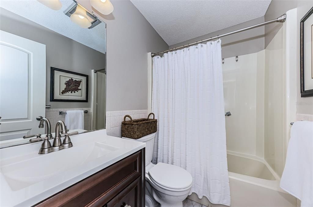 Active With Contract: $229,950 (2 beds, 1 baths, 930 Square Feet)