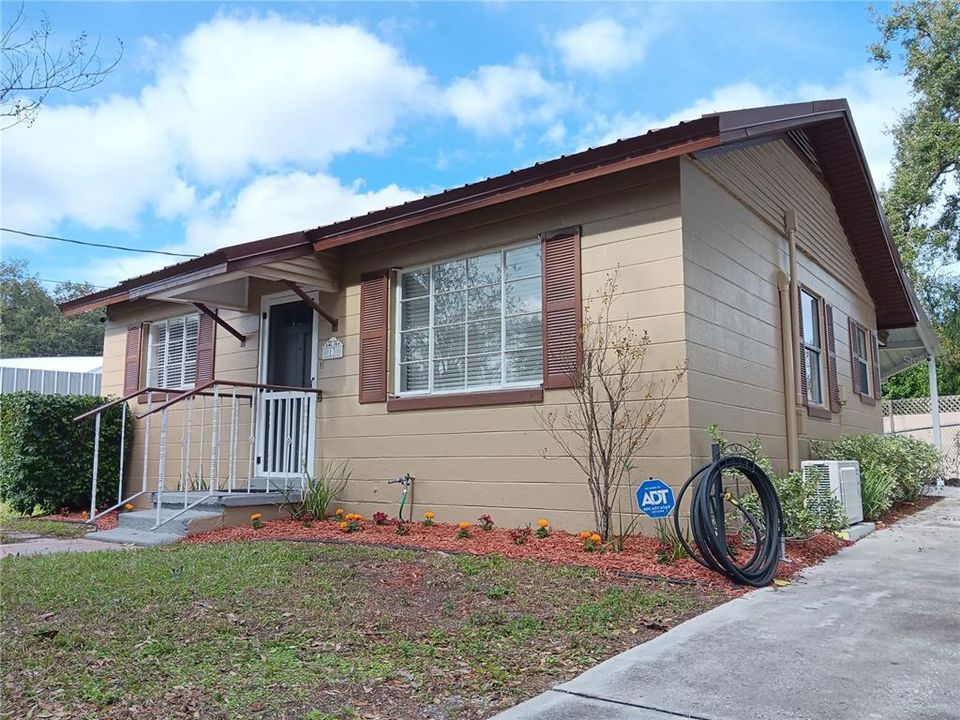 For Sale: $250,000 (2 beds, 1 baths, 672 Square Feet)