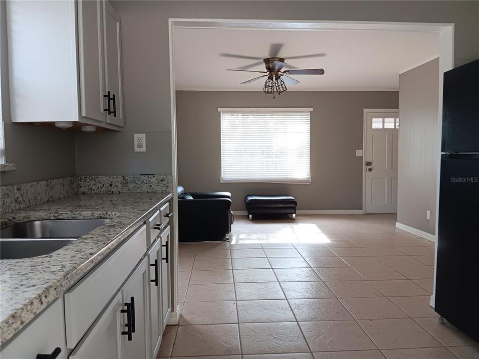 For Sale: $250,000 (2 beds, 1 baths, 672 Square Feet)