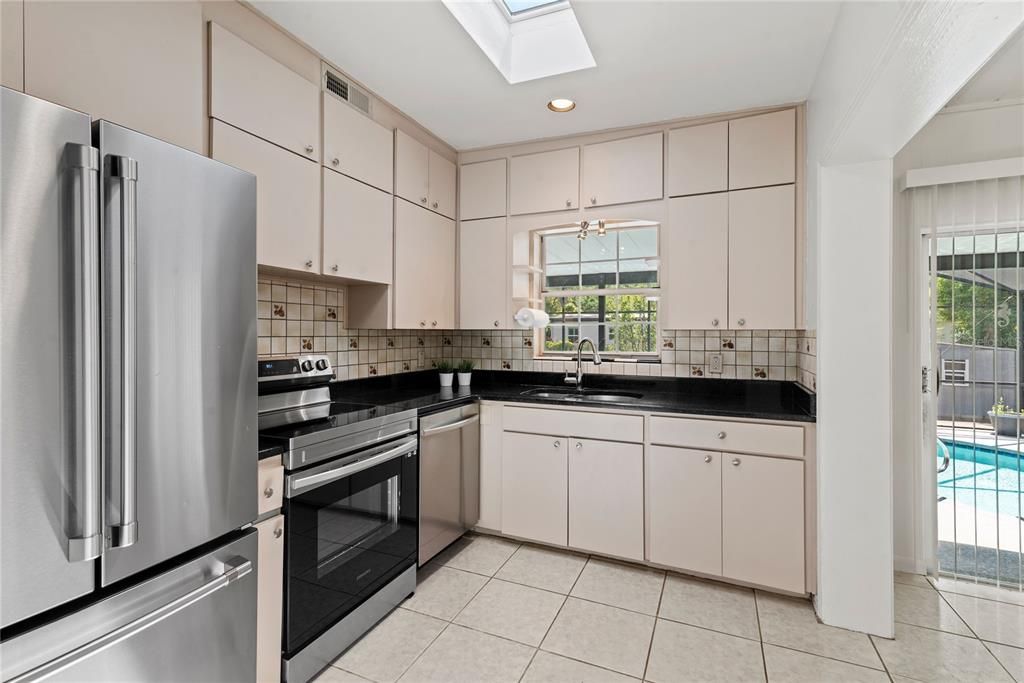 Recently Sold: $439,900 (3 beds, 1 baths, 1299 Square Feet)