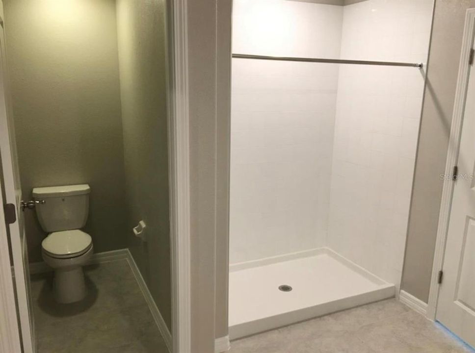 合同活跃: $2,600 (4 贝兹, 2 浴室, 1939 平方英尺)