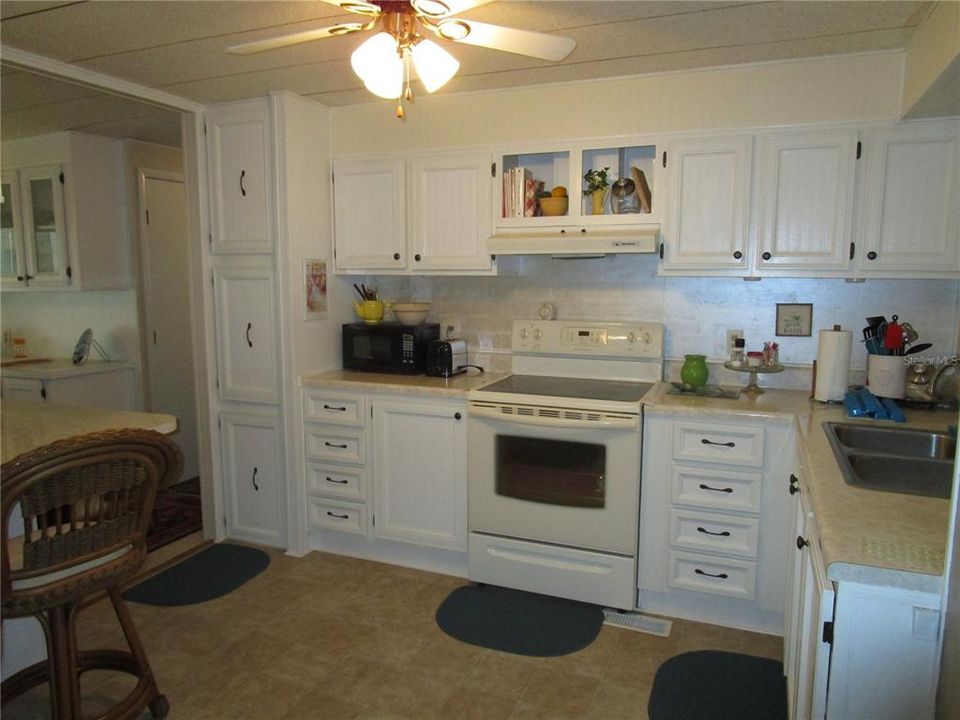 For Sale: $132,900 (2 beds, 2 baths, 1294 Square Feet)