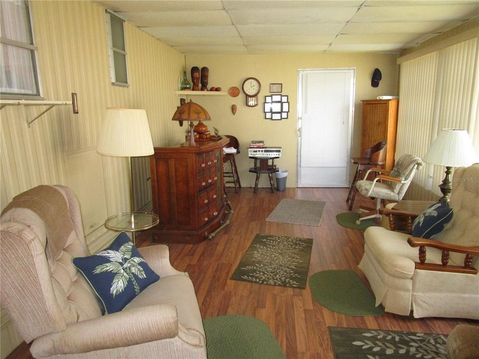 For Sale: $139,900 (2 beds, 2 baths, 1294 Square Feet)