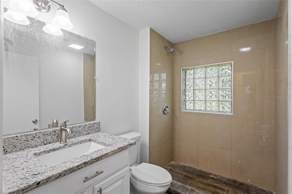 Active With Contract: $189,000 (2 beds, 1 baths, 918 Square Feet)