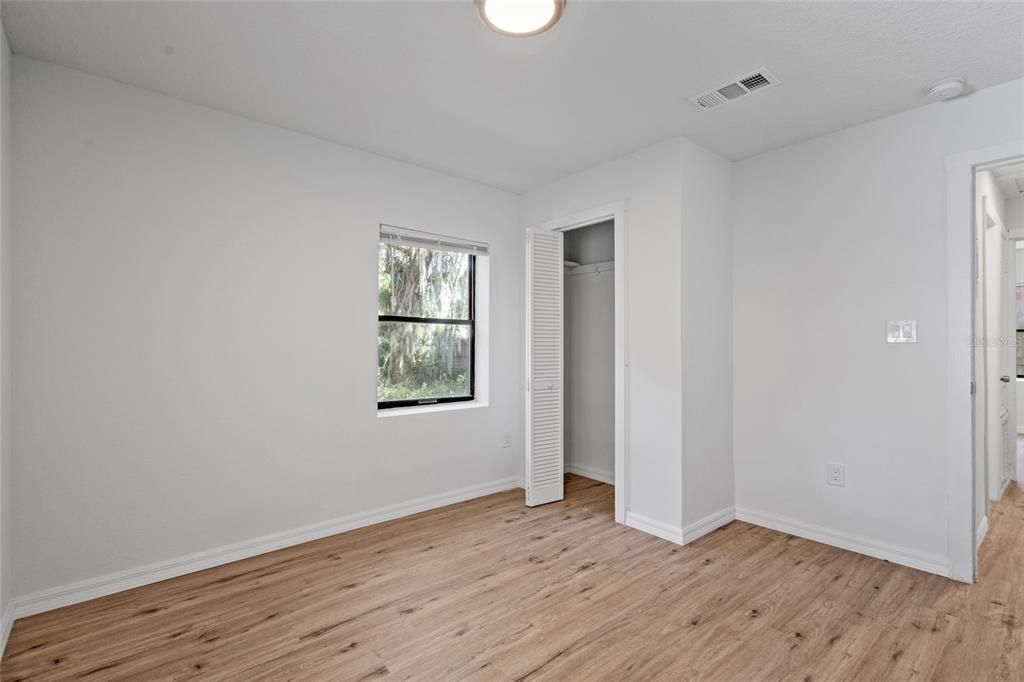 Active With Contract: $189,000 (2 beds, 1 baths, 918 Square Feet)