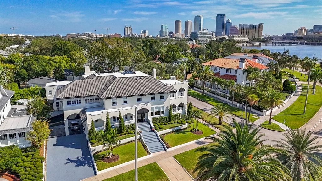 For Sale: $5,950,000 (5 beds, 4 baths, 8882 Square Feet)