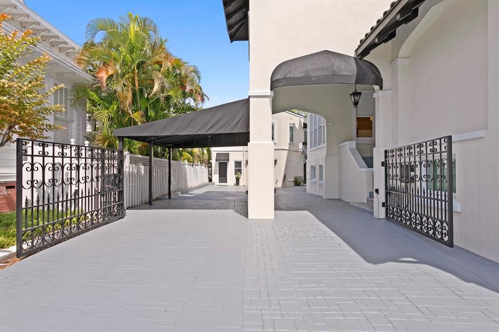 For Sale: $5,950,000 (5 beds, 4 baths, 8882 Square Feet)