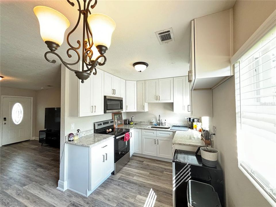 For Sale: $273,000 (3 beds, 1 baths, 910 Square Feet)