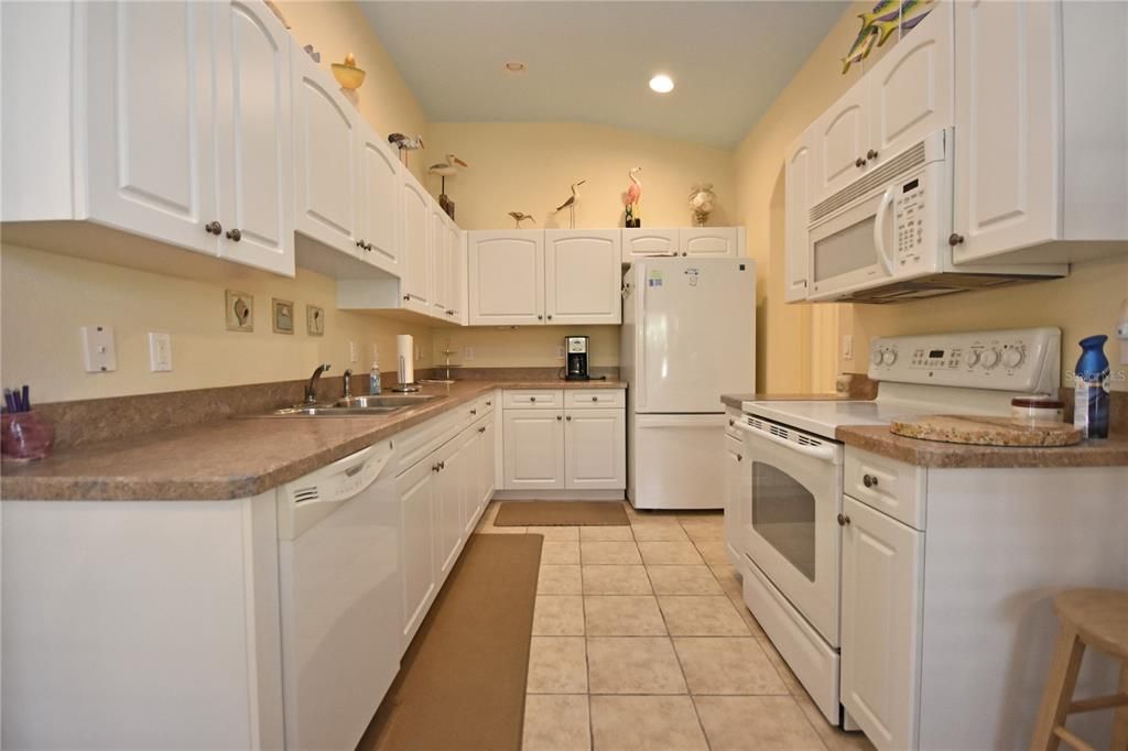 Active With Contract: $339,900 (2 beds, 2 baths, 1385 Square Feet)