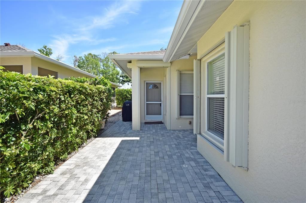 Active With Contract: $339,900 (2 beds, 2 baths, 1385 Square Feet)