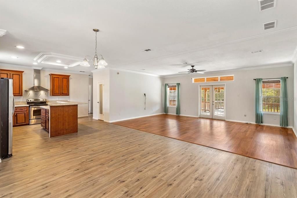 For Sale: $310,000 (3 beds, 2 baths, 1984 Square Feet)