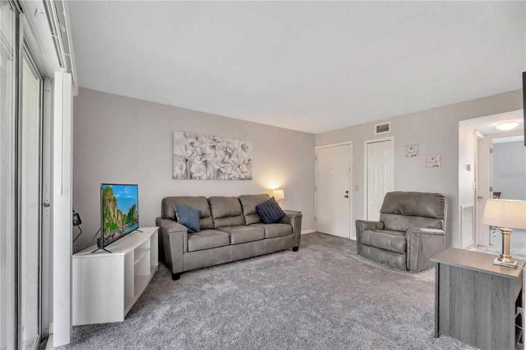 Active With Contract: $155,000 (1 beds, 1 baths, 679 Square Feet)