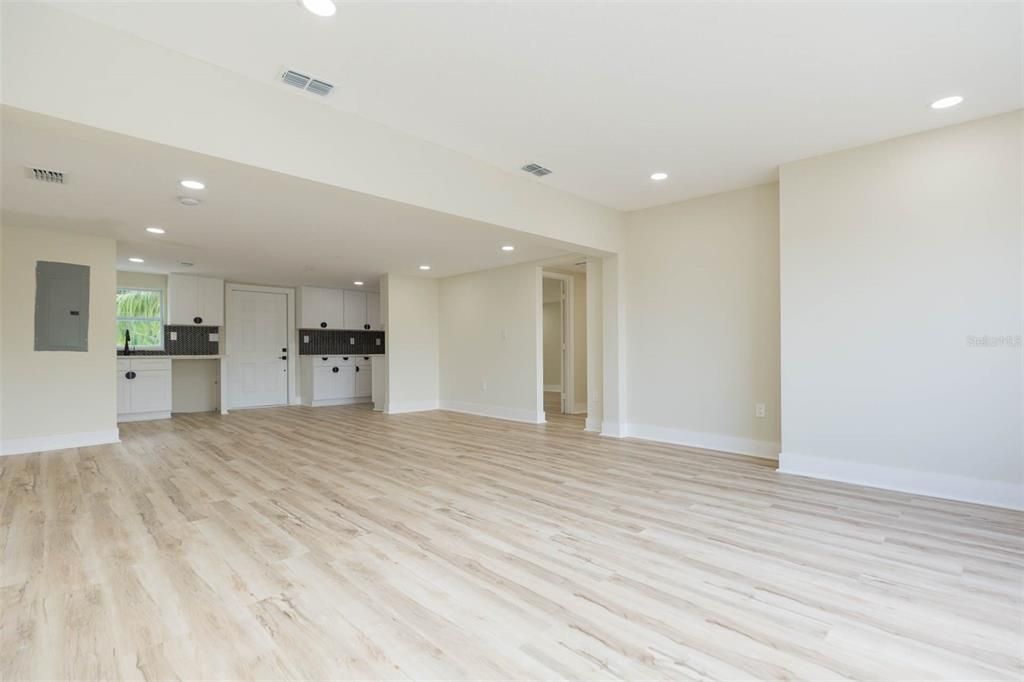 Active With Contract: $429,500 (3 beds, 2 baths, 1144 Square Feet)