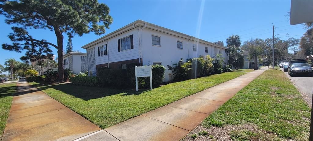 Active With Contract: $1,550 (2 beds, 1 baths, 700 Square Feet)