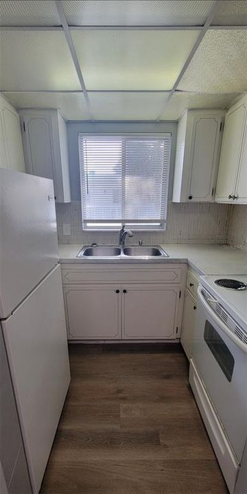 Active With Contract: $1,550 (2 beds, 1 baths, 700 Square Feet)
