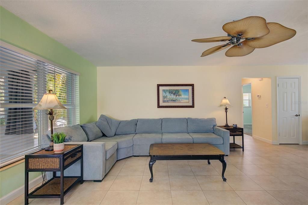 For Sale: $577,900 (2 beds, 2 baths, 1061 Square Feet)