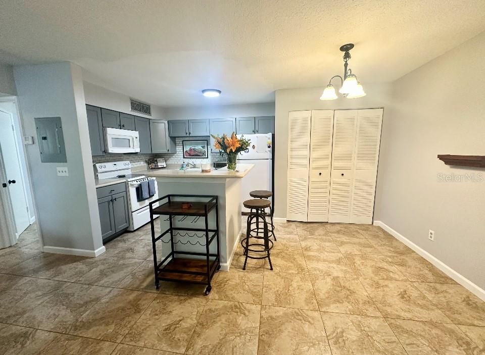 Active With Contract: $134,900 (1 beds, 1 baths, 712 Square Feet)