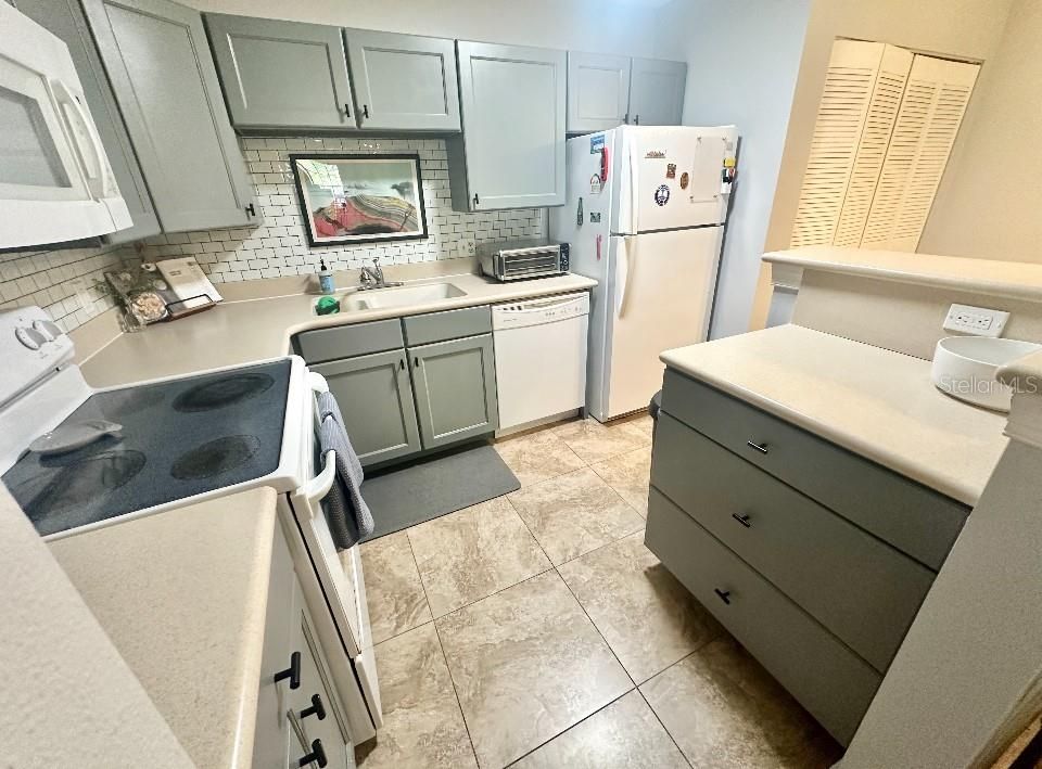 Active With Contract: $134,900 (1 beds, 1 baths, 712 Square Feet)