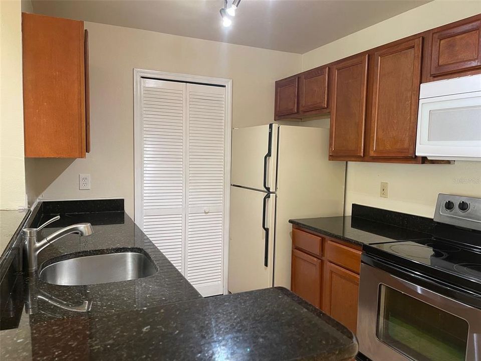 For Sale: $205,000 (2 beds, 2 baths, 1422 Square Feet)