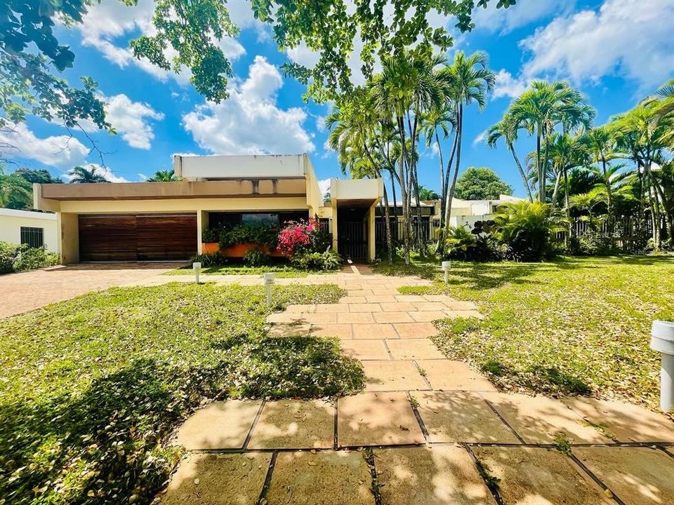 Vendido Recientemente: $1,350,000 (4 camas, 3 baños, 4232 Pies cuadrados)