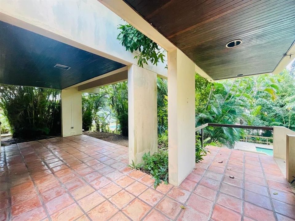 Vendido Recientemente: $1,350,000 (4 camas, 3 baños, 4232 Pies cuadrados)