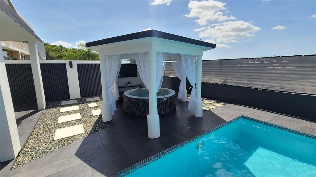 For Sale: $465,000 (4 beds, 2 baths, 1600 Square Feet)