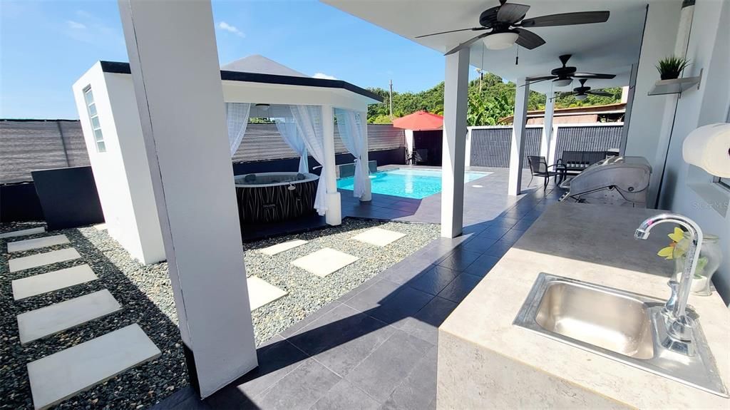 For Sale: $465,000 (4 beds, 2 baths, 1600 Square Feet)