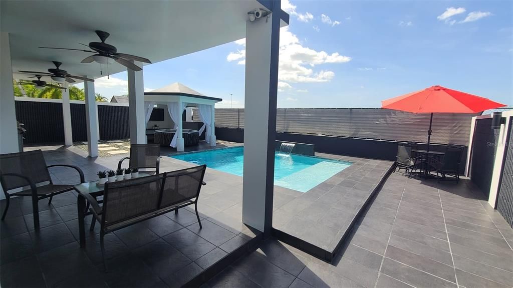 For Sale: $465,000 (4 beds, 2 baths, 1600 Square Feet)