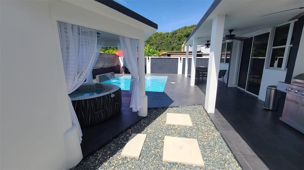 For Sale: $465,000 (4 beds, 2 baths, 1600 Square Feet)