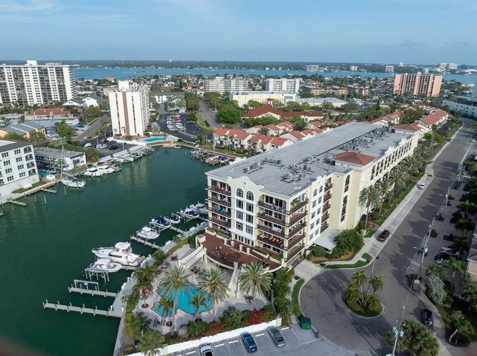 Located on Island Estates a self contained community with shopping, restaurants, the Clearwater Marine Aquarium, and much more!