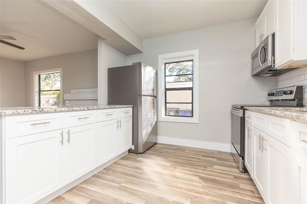 Active With Contract: $1,900 (3 beds, 2 baths, 864 Square Feet)
