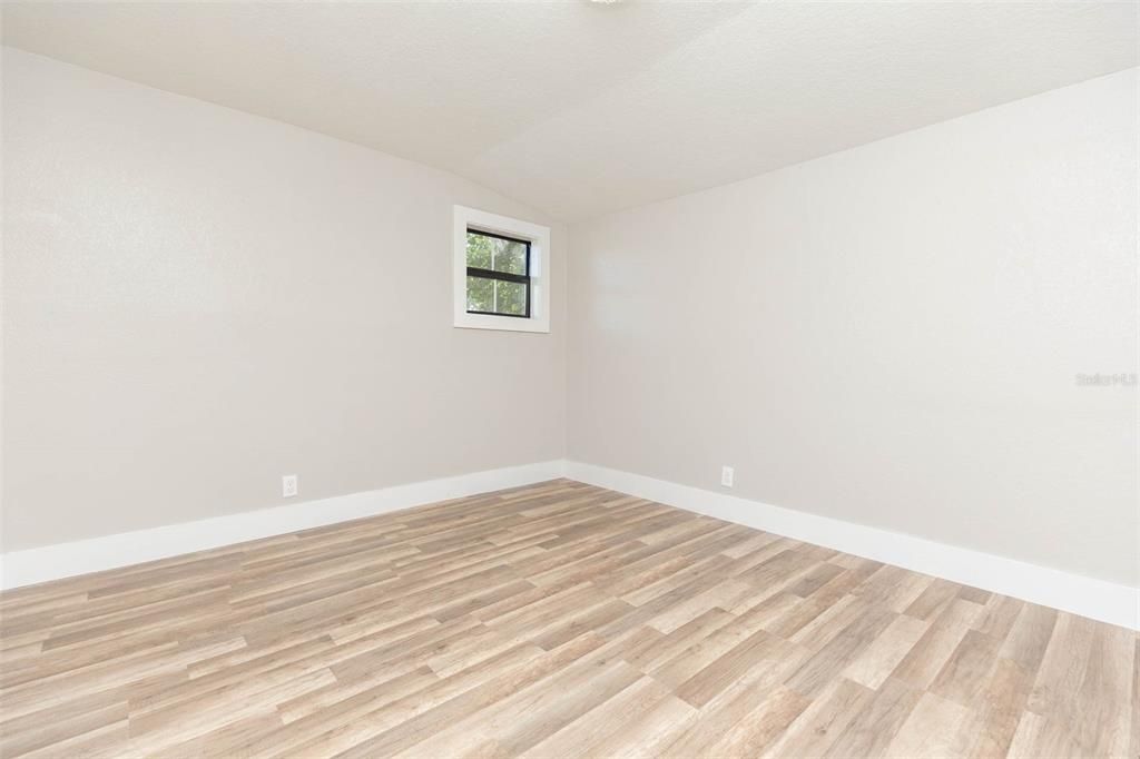 Active With Contract: $1,900 (3 beds, 2 baths, 864 Square Feet)