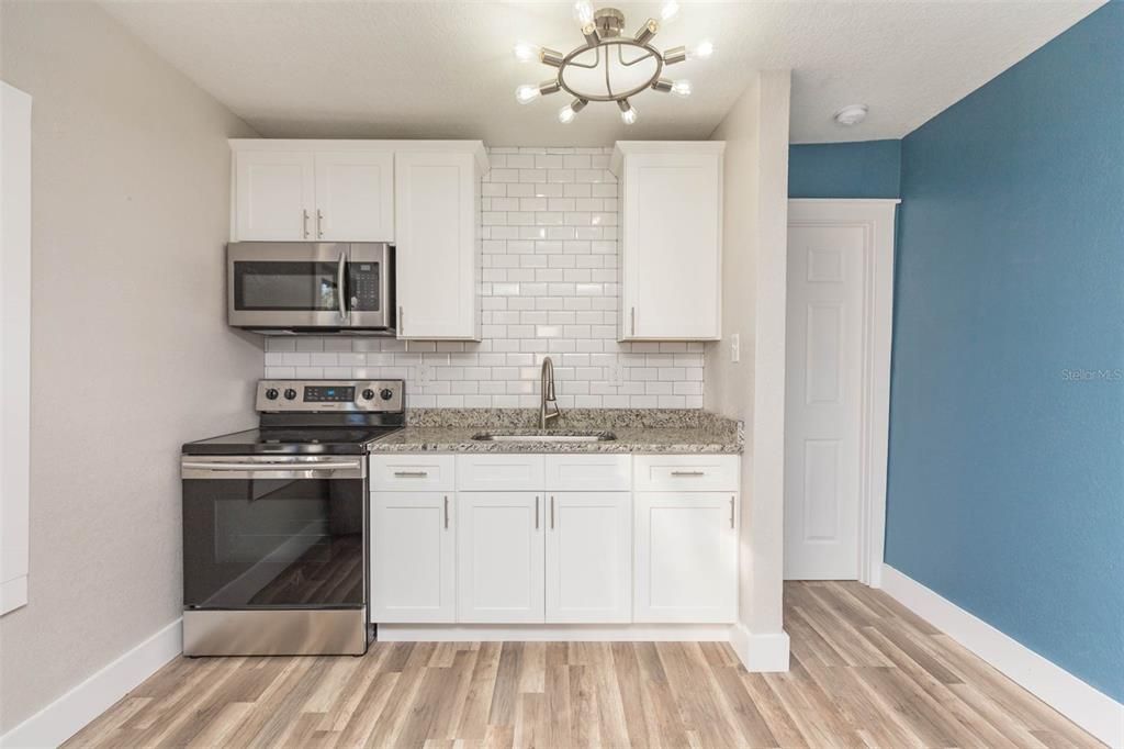 Active With Contract: $1,900 (3 beds, 2 baths, 864 Square Feet)