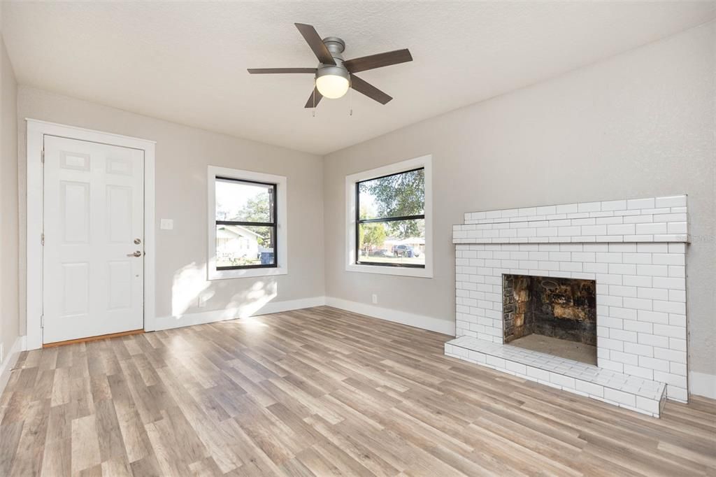 Active With Contract: $1,900 (3 beds, 2 baths, 864 Square Feet)