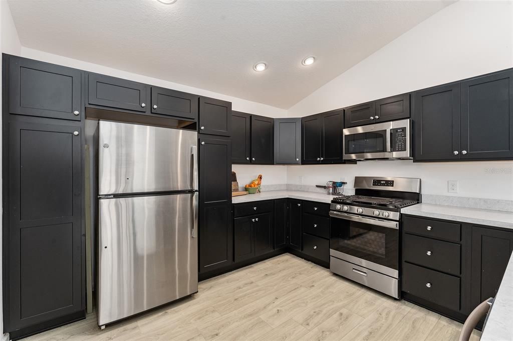 For Sale: $286,000 (2 beds, 1 baths, 1061 Square Feet)