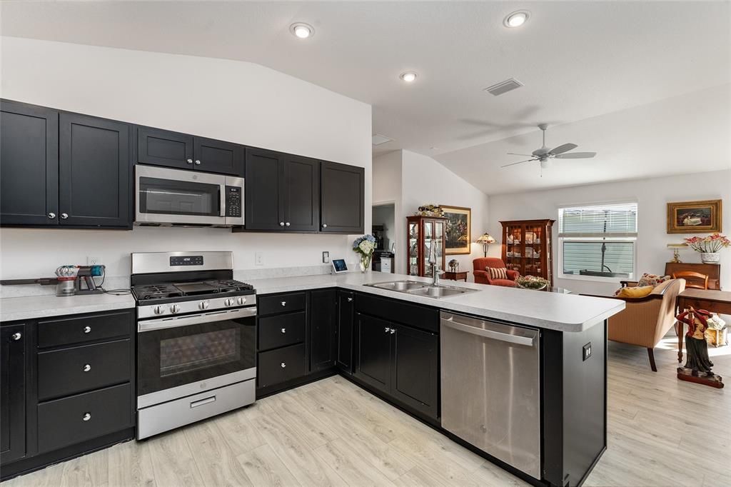For Sale: $286,000 (2 beds, 1 baths, 1061 Square Feet)