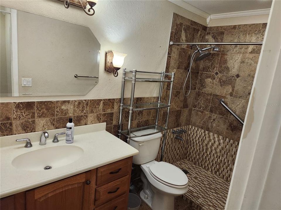 合同活跃: $199,999 (2 贝兹, 1 浴室, 987 平方英尺)