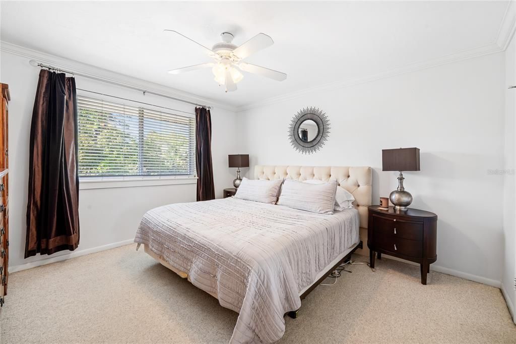 Active With Contract: $1,950 (2 beds, 1 baths, 816 Square Feet)