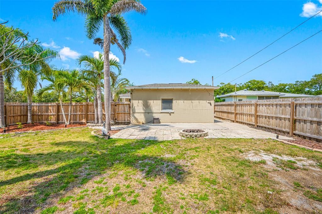 Recently Sold: $375,000 (2 beds, 1 baths, 993 Square Feet)