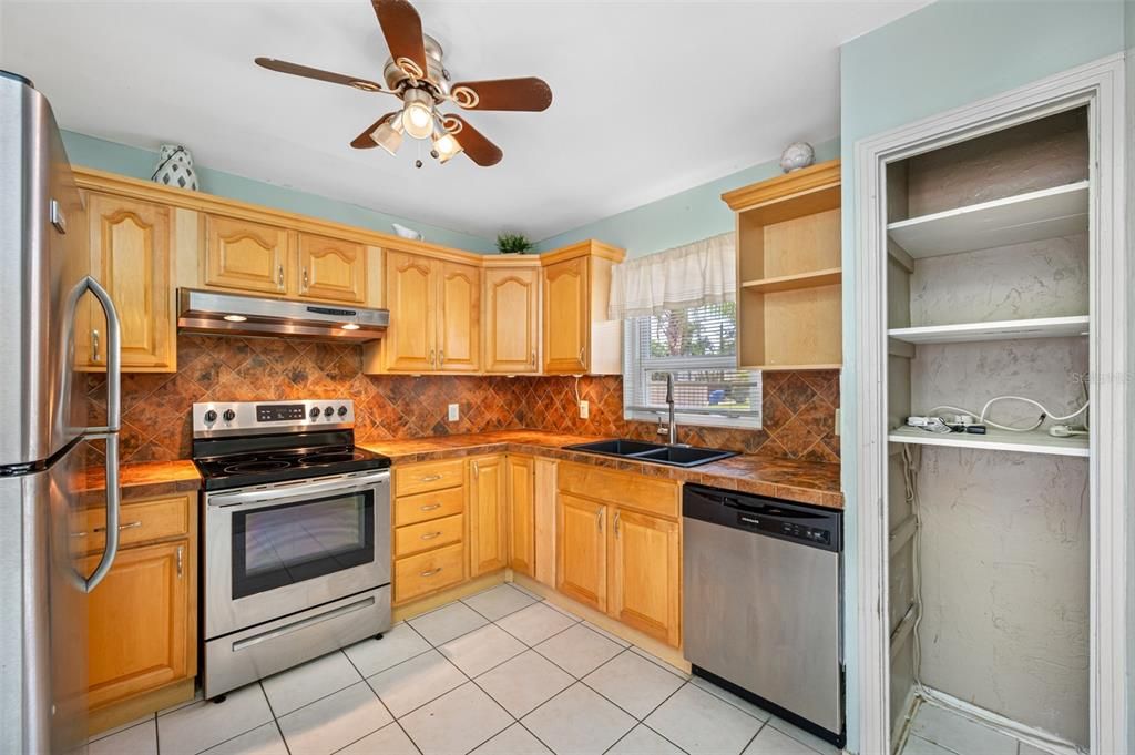 Recently Sold: $375,000 (2 beds, 1 baths, 993 Square Feet)