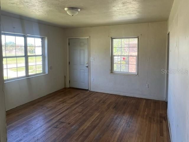 Recently Rented: $1,075 (3 beds, 1 baths, 1442 Square Feet)