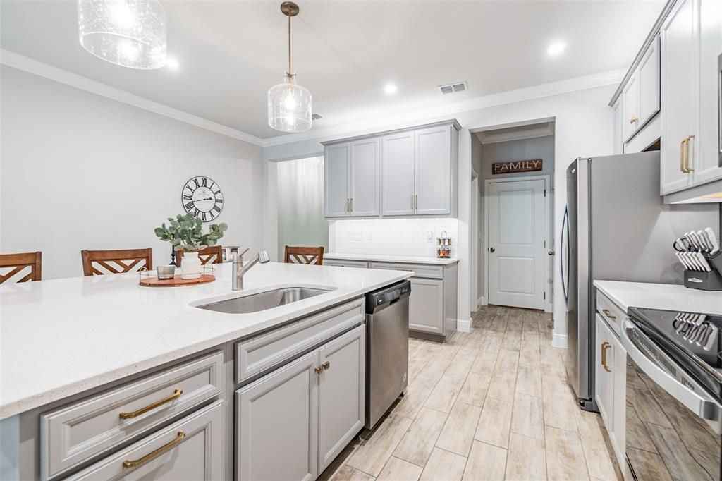 Active With Contract: $410,000 (3 beds, 2 baths, 1713 Square Feet)