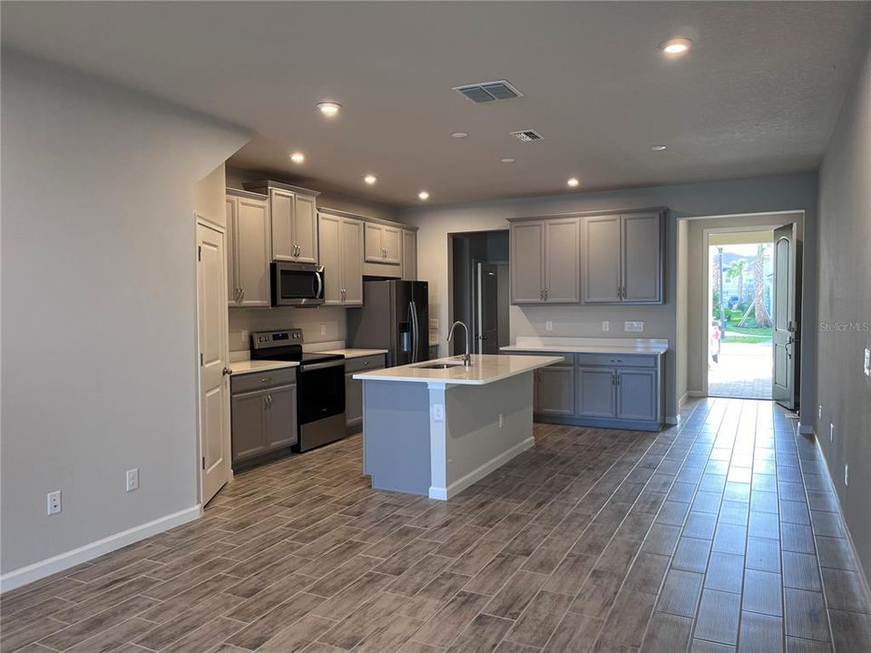 Active With Contract: $2,400 (3 beds, 2 baths, 1680 Square Feet)