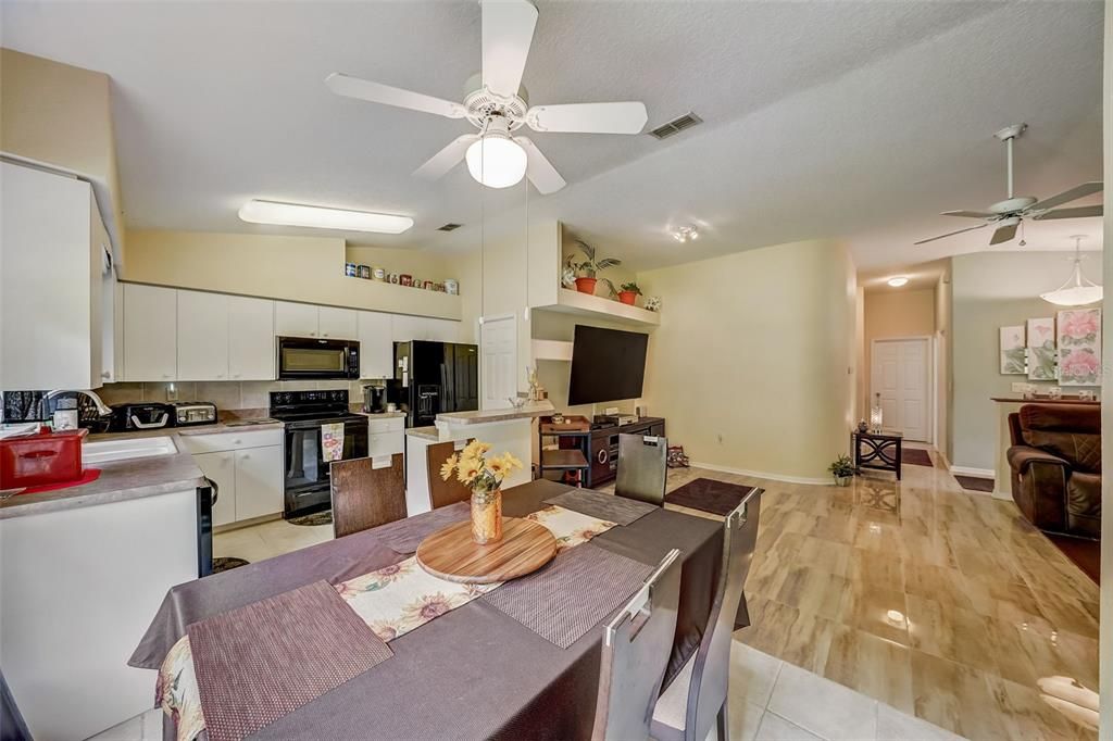 For Sale: $259,000 (2 beds, 2 baths, 1264 Square Feet)