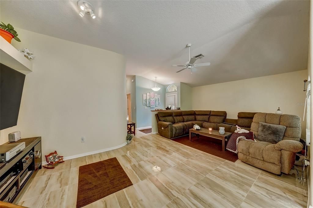 For Sale: $259,000 (2 beds, 2 baths, 1264 Square Feet)