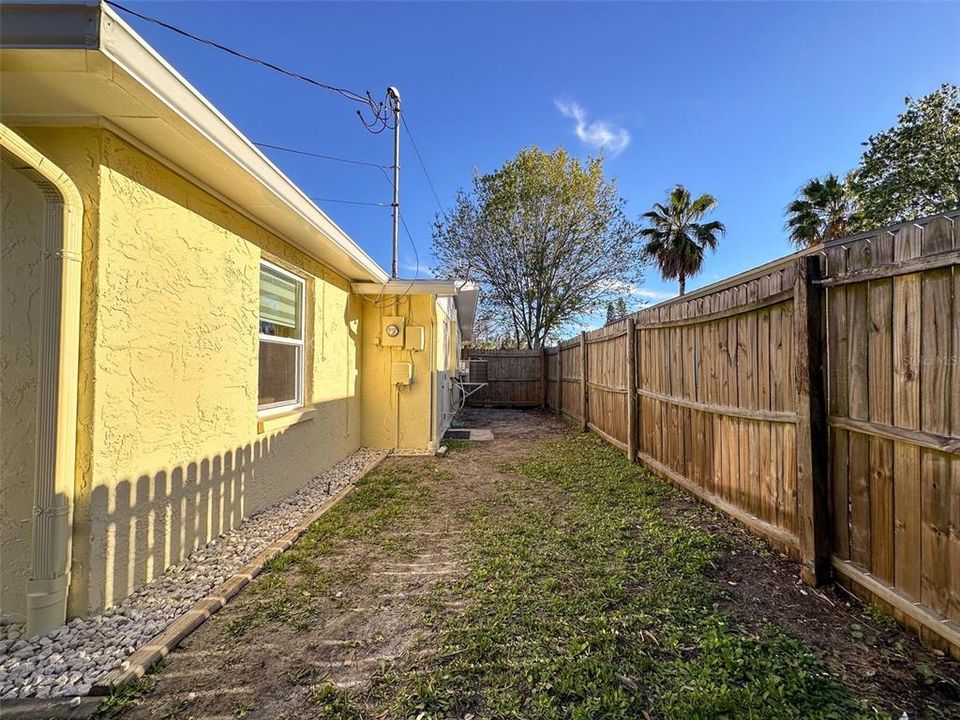 For Sale: $260,000 (2 beds, 1 baths, 936 Square Feet)